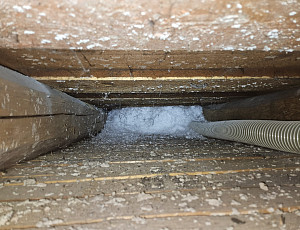 Zateplení stropu rodinného domu pomocí foukané izolace